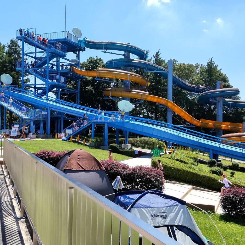 栃木県真岡市一万人プール、スライダー兄さん水面滑走！