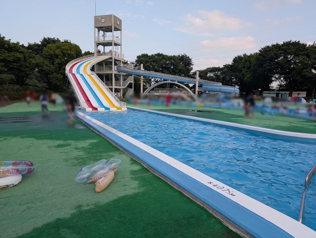 2025年大和田公園プールでスライダー滑走